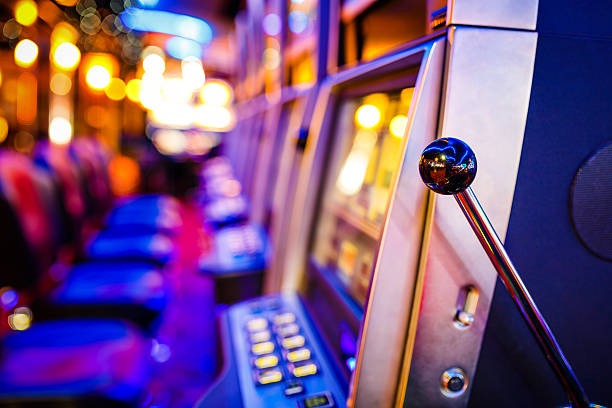 hoki hoki app showing slot games and live-dealer table options